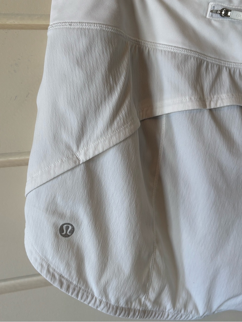 Lululemon sz 10 Women’s White Athletic lightweight Shorts w/ pockets - Picture 3 of 8